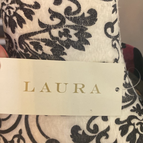 Laura polyester robe. I have 2 of them. Never worn. Very lightweight - Picture 4 of 5